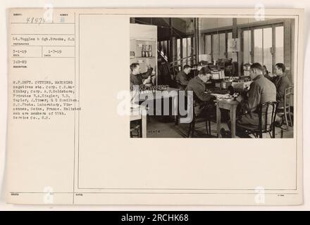 Des membres de la 55th Service Company, S.C. sont vus couper et assortir des négatifs dans la S.C. Laboratoire photo à Vincennes, Seine, France. Les hommes enrôlés sur la photo sont identifiés comme étant le caporal C.K. McKinley, caporal A.F. Goldsboro, Privates R.A. Ziegler, R.D. Taylor, J. Timer et W.E. Hamilton. Cette image a été prise le 1 mars 1919 par le lieutenant Ruggles et le sergent Brooks. Numéro de référence : 48474. Banque D'Images