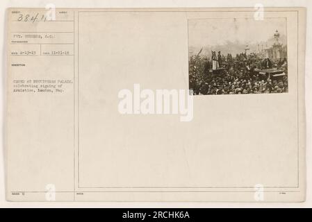 La foule s'est rassemblée devant le palais de Buckingham à Londres, en Angleterre, pour célébrer la signature de l'armistice pendant la première Guerre mondiale. Photographie prise par le soldat Gunshor le 11 novembre 1918. L'image montre un grand nombre de personnes rassemblées devant le palais. Banque D'Images