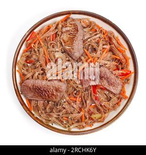 Vue de dessus, bœuf et légumes Soba, nouilles de sarrasin sur fond blanc. Cuisine asiatique traditionnelle, menu wok. Pour le menu du restaurant. JAPA traditionnel Banque D'Images