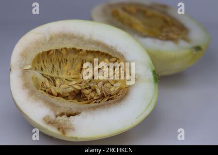 Melon de miel décomposé ou pourri. Coupe transversale du melon de miel avec sa chair pourrie ou gâtée. Honeydew Melon est l'un des deux culti principaux Banque D'Images