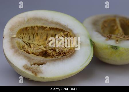 Melon de miel décomposé ou pourri. Coupe transversale du melon de miel avec sa chair pourrie ou gâtée. Honeydew Melon est l'un des deux culti principaux Banque D'Images