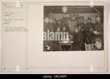 Intérieur d'une cabane et cantine de la Croix-Rouge à Tours, Indre et Loire, France. La photographie montre des soldats qui reçoivent de la nourriture et des boissons. La Croix-Rouge a fourni des repas aux soldats pendant la première Guerre mondiale Photo prise par SGT. LEGGE, S.C. le 10 janvier 1919. Banque D'Images