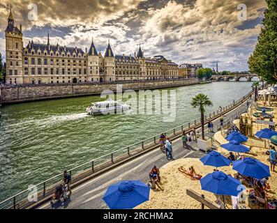 PARIS, FRANCE - 25 JUILLET : PARIS-PLAGES SUR LES QUAIS DE SEINE LE 25 JUILLET 2013, LA CONCIERGERIE, LE PONT NEUF ET LA TOUR EIFFEL, PARIS, FRANCE Banque D'Images