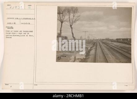 Une photographie de chantiers et d'entrepôts prise à Gievres, Loire et cher, France. L'image a été capturée à partir d'une voiture plate en mouvement. La photo a été prise le 8 janvier 1919, avec le photographe inscrit comme SOR. J.T. Seabrook. L'image est numérotée H et correspond à la description donnée. Banque D'Images