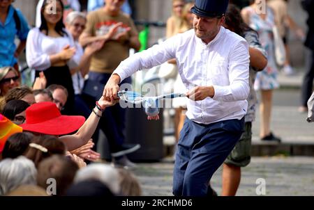 Prague, République tchèque. 14 juillet 2023. Un artiste se produit lors du 15e Festival International de Théâtre de rue à Prague, en République Tchèque, le 14 juillet 2023. Ce festival d’une semaine, qui voit des spectacles d’artistes de plusieurs pays, durera jusqu’au 18 juillet dans la capitale tchèque. Crédit : Dana Kesnerova/Xinhua/Alamy Live News Banque D'Images