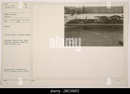 Le caporal Palumbo met en caisse un camion lourd d'aviation au camp Holabird, dans le Maryland, le 31 octobre 1918. La caisse standard a été utilisée à des fins de transport. La photographie a été prise le 4 novembre 1918 et a été censurée et publiée par le censeur du M.I.D. le 6 novembre 1918. Banque D'Images