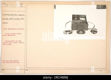 Une photographie d'un photographe, le lieutenant Zelibre, du SIG.R.C. RTCD prise le 5 août 1918. L'image montre un appareil d'onde radio de type SCR-61 utilisé pour la radiotélégraphie. L'équipement a été photographié au Camp Alfred Vail à Little Silver, New Jersey. Cette photographie n'est pas destinée à la publication et est réservée à un usage officiel. Banque D'Images