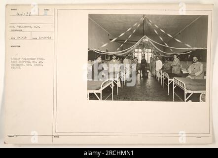 L'image montre un service de l'hôpital de base n ° 15 à Chaumont, hte. Marne, France pendant la première Guerre mondiale. La salle abrite un certain nombre de prisonniers allemands qui reçoivent un traitement médical. La photographie a été prise le 24 décembre 1918 et porte le numéro de sujet 44138. Banque D'Images