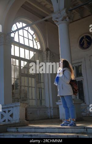 La photo a été prise dans la ville d'Odessa en Ukraine. Une jeune touriste sur les escaliers d'un ancien domaine situé sur le boulevard français dans l'ancien d Banque D'Images