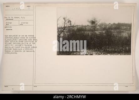 Explosion d'un obusier français de 155 mm pendant la première Guerre mondiale. La photographie montre des obus tirés par la batterie B, 142nd Field Artillery, de la 64th Brigade, 39th Division. Cette action a été menée sous le commandement d'élèves officiers de l'École de formation des officiers d'artillerie. La cible, désignée B-2, était une tranchée ennemie supposée située au Valdahon, Doubs, France. Banque D'Images