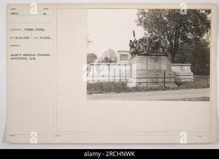 Statue commémorative de Grant à Washington, D.C. pendant la première Guerre mondiale. Cette photographie, prise en mai 1920, montre la statue emblématique commémorant Ulysses S. Grant. L'image a été capturée par le photographe du signal corps et fait partie d'une collection documentant les activités militaires américaines. » Banque D'Images