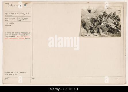 Un groupe de soldats allemands blessés dans un poste de dressage du corps médical près de Samogneux, Meuse, France. La photo a été prise le 10 octobre 1918 par le sergent Peter S. Pelisson. Il a été adopté par le censeur de l'A.E.F. mais la date précise n'a pas été mentionnée.-légende Banque D'Images