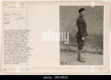 Soldat composite de la police militaire, le caporal W. Willis de la 32e division, police militaire Co. Âgé de 25 ans, pesant 175 livres et mesurant 5 pieds 10 pouces de haut. Né à Duluth, Minnesota, de parents irlandais. Profession en tant qu'entrepreneur et constructeur de béton. Enrôlé dans le 6th Wisconsin Infantry à Superior, Wisconsin. Actuellement sous-officier en charge du poste de prévôt dans la zone neutre frontalière à Rossbach, en Allemagne. L'officier responsable loue le professionnalisme, la pensée critique et les capacités physiques du caporal Willis. Photo prise à Rengsdorf, Allemagne. Banque D'Images