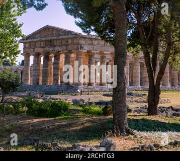 Le Temple de Hera II (également connu sous le nom de Temple de Neptune) à Paestum en Campanie est un ancien temple dorique grec construit autour de 460 - 450 BCE. Banque D'Images