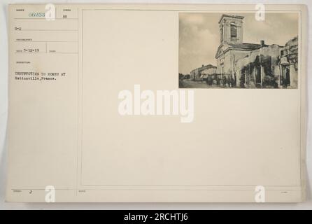 Photographie de maisons détruites pendant la première Guerre mondiale à Hattonville, France. Prise le 12 mai 1919 par un photographe inconnu. L'image montre les dégâts considérables infligés aux maisons, indiquant l'impact des activités militaires pendant la guerre. Cette photographie a reçu le symbole 'G-2 66253' et ses notes mentionnent les destructions causées à Hattonville. Banque D'Images