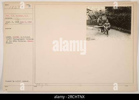 Soldat C.E. Painter, soldat du signal corps, a capturé cette photographie le 4 septembre 1918, à Meaux, en France. L'image montre le lieutenant Cooper de la division Photographie de la 26e Division. La photo a été prise pendant la première Guerre mondiale et a été approuvée par le censeur de l'A.E.F. Le numéro d'identification de cette image est 18297. Banque D'Images