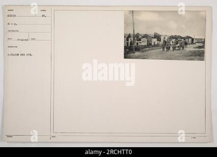 Soldats américains fournissant une aide médicale aux soldats blessés à Doulcon, France pendant la première Guerre mondiale Les soldats sont représentés en train de soigner des blessés dans un hôpital de campagne, avec des fournitures médicales et des brancards visibles en arrière-plan. Banque D'Images