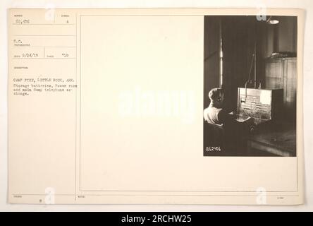 L'image montre les batteries de stockage et la salle d'alimentation à Camp Pike à Little Rock, Arkansas. Il dispose également du central téléphonique principal du Camp. La photographie a été prise le 24 septembre 1919 et le symbole de description est RECO 9/24/19. L'image a été prise par le photographe A.H. Camp Pike avait le numéro 62 406 S.C. et la photo elle-même coûtait 19 $. Banque D'Images
