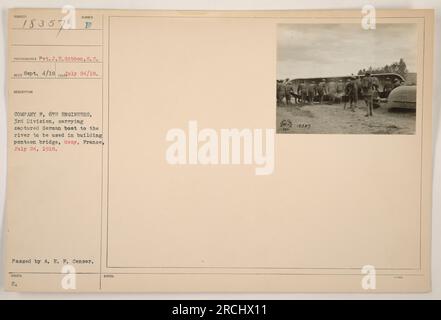 E Company of the 6th Engineers, faisant partie de la 3rd Division, peut être vu à Mezy, France, le 24 juillet 1918. Ils transportent un bost allemand capturé à la rivière pour l'utiliser dans la construction d'un pont flottant. Cette photographie a été prise par le soldat J.E. Gibbon. (Image tirée de photographies des activités militaires américaines pendant la première Guerre mondiale - 111-SC-18357) Banque D'Images