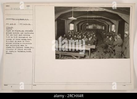 Le colonel Clarence Deems Jr., directeur de l'école, et le capitaine E.L. Dyer est vu instruisant une classe dans le tir pendant la première Guerre mondiale. Les étudiants assistent à des séances de conférences et de conférences pendant une heure chaque matin pendant trois semaines. La photographie a été prise au Valdahon, Doubs, France, le 31 janvier 1919. Banque D'Images