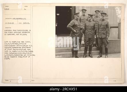 Officiers qui participèrent à la première offensive américaine à Cantigny le 28 mai 1918. Sur la photo, de gauche à droite dans la rangée du haut, il y a le lieutenant-colonel W.C. Sherman, officier du renseignement de la Division, et le major R.H. Oglesby, commandant le détachement des premiers ingénieurs. Dans la première rangée, de gauche à droite, il y a le colonel H.E. Ely, commandant le 28e régiment d'infanterie, le lieutenant-général Robert L. Bullard, commandant la 1e division, et le major Campbell King, chef d'état-major. Cette image a été prise le 6 septembre 1919. La photographie porte le numéro d'identification 62610 et a été prise par un photographe Banque D'Images