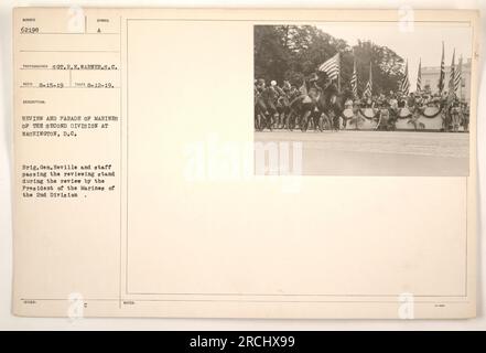 Brig. Le général Neville et son état-major passent devant le stand d'examen lors d'un examen et d'un défilé des Marines de la deuxième division à Washington, DC. Cet examen a été effectué par le Président. La photographie a été prise le 12 août 1919 par le sergent R.E. Warner, et le symbole qui lui est assigné est RECO 8-15-19. Banque D'Images