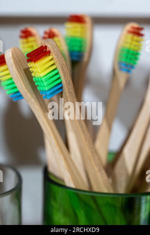 Brosses à dents écologiques en bambou avec poils en plastique recyclé de différentes couleurs Banque D'Images
