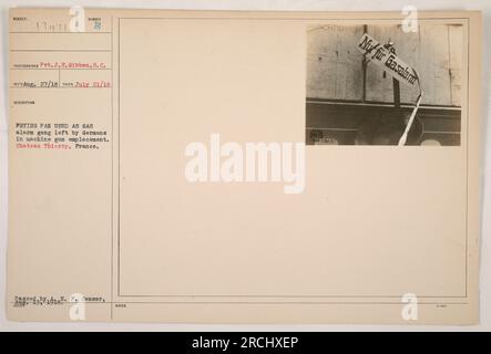 Poêle utilisée comme gong d'alarme à gaz laissé par les Allemands dans un emplacement de mitrailleuse. La photo, prise par Pvt.J.R. Gibbon, S.C., le 21 juillet 1918, au Château Thierry, France. L'image peut être trouvée à la page 118 de la collection du F. Censor sur les activités militaires américaines pendant la première Guerre mondiale. Banque D'Images