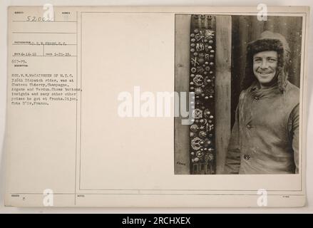 Sergent W.W. McCairghen de M.T.C., 316th Dispatch Rider, est montré sur la photo. Il a servi dans divers endroits, y compris Château Thierry, Champagne, Argone et Verdun pendant la première Guerre mondiale L'image montre les boutons, insignes et autres souvenirs qu'il a reçus lorsqu'il était au front. La photographie a été prise le 21 janvier 1919, à Dijon, Côte d'Or, France. La légende comprend les informations sur le sujet et le numéro du photographe, ainsi que des notes supplémentaires sur la photographie. Banque D'Images