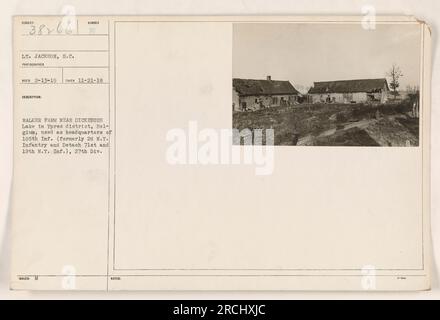 Des militaires américains se rassemblent à Walker Farm près du lac Dickebusch dans le district d'Ypres, en Belgique. Cet emplacement sert de quartier général au 105th Infantry, qui était auparavant connu sous le nom de 2nd New York Infantry et est maintenant rattaché aux 71st et 12th New York Infantry. La photographie est datée du 21 novembre 1918 et a été prise par le lieutenant Jackson. Banque D'Images