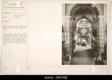 Photographie montrant le cercueil et les décorations florales du corps du major Mitchel gisant dans l'état de l'hôtel de ville, à New York. Le public a été autorisé à rendre hommage à partir du 10 juillet 1918, de 4:30h à 8:30h le lendemain matin. Prise par un directeur de la photographie d'une école américaine.' Banque D'Images