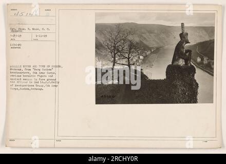 'L'image montre la Moselle et la ville de Cochem, en Allemagne, vues depuis le quartier général de 'Burg Cochem' du 4e corps d'armée. Au premier plan, il y a une curieuse figure héraldique et un canon antique. L'officier photographié est le 2nd Lt. J. J. Kelly de la troupe du quartier général du 4th Army corps, stationné à Cochem, en Allemagne. Photographe Sgt. Chas. E. Mace, S.C. a pris cette photo le 3-27-19. Cette photo a reçu le numéro H ÉMIS 1-11-19 et porte les notes 45146.' Banque D'Images