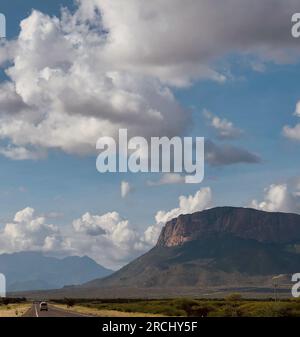 MT. Ololokwe Samburu Nord du Kenya la montagne de la table sacrée montagne distinctive à sommet plat surplombant les plaines de Samburu dans le Nord du Kenya Banque D'Images