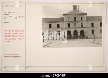 Les membres du 128th Field Artillery, anciennement connu sous le nom de 1st F.A. Mo. N.G., sont vus en face de l'Hôtel de ville à Gerardmer, Alsace, Allemagne. L'hôtel est maintenant utilisé comme quartier général du 128th Field Artillery. Cette photo a été prise le 3 novembre 1918 par le photographe R.C. Price. Banque D'Images