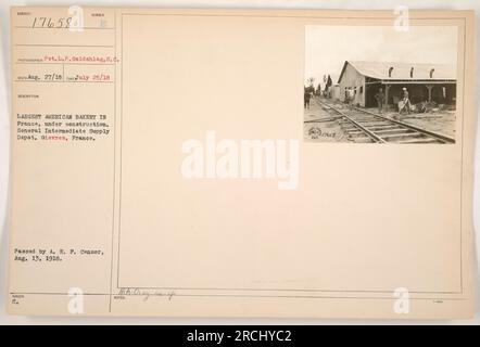 Construction de la plus grande boulangerie américaine en France au General Intermediate Supply Depot, Gievres. La photographie capturée par le VP L.P. Goldshlag montre l'avancement de la construction le 25 juillet 1918. Il a été approuvé par l'A.E.F. Censurer le 13 août 1918. Banque D'Images