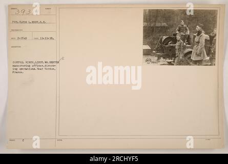 Le soldat Clyde L. Eddy, soldat et photographe du signal corps, a pris cette photographie le 11 novembre 1918. L'image montre le lieutenant William Hefty, l'officier manoeuvrant, dirigeant les opérations près de Verdun, en France. Il fait partie de la série avec le numéro de contrôle 39311 et est marqué avec les notes E et C. Banque D'Images