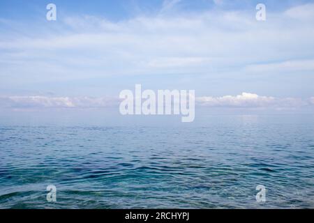 La texture de la mer. La vue de face dans le ciel du matin est bleu vif avec des nuages blancs clairs. Et l'Ocean Deep Indigo en plein jour. Se sentir calme, Banque D'Images