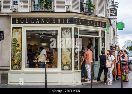 Les gens font la queue devant une boulangerie artisanale, 14e arrondissement, Paris, France Banque D'Images