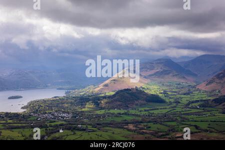Randonnée jusqu'au sommet de la colline de Dodd avec une vue magnifique sur derwentwater et cloches de chat près de Keswick dans le district de lac Cumbria nord-est Englan Banque D'Images