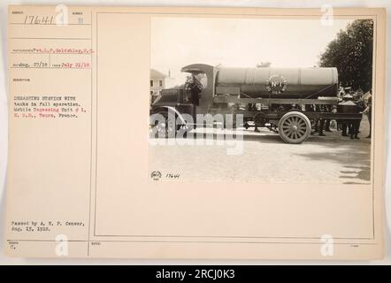 Une photographie prise par le Pvt. L.P. Goldshlag, représentant une station de dégazage en pleine opération pendant la première Guerre mondiale. L'image montre des réservoirs en cours de traitement à l'unité mobile de dégazage #1 à Tours, France. Cette photographie a été transmise par l'A.E.F. Censurer le 13 août 1918. Banque D'Images