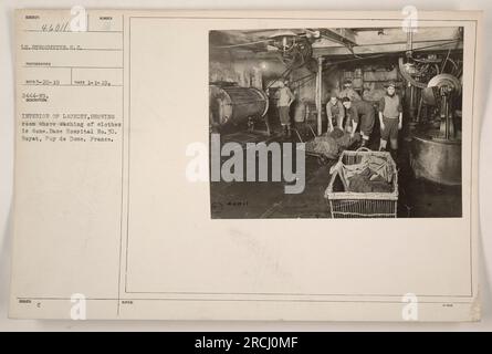 Intérieur de la buanderie de l'hôpital de la base n°30 à Royat, Puy de Dôme, France. Cette pièce était utilisée pour laver les vêtements. Photographie prise par S.C. Strohmeyer le 1 janvier 1919. Banque D'Images