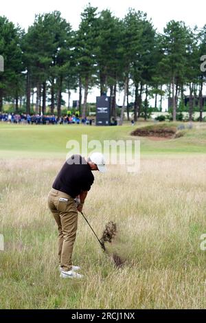 Rory McIlroy joue son deuxième tir à l'état brut sur le 4e trou le troisième jour du Genesis Scottish Open 2023 au Renaissance Club, North Berwick. Date de la photo : Samedi 15 juillet 2023. Banque D'Images