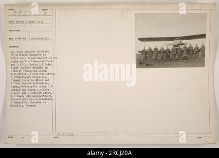 Une photographie de groupe des officiers restants des 36 premiers affectés au 135th Aero Squadron. De gauche à droite : le lieutenant W. A. Coleman, 2 ennemis allemands capturés et récompensés de la Distinguished Service Cross (D.S.C) ; le 2e lieutenant D. B. Cole, premier officier blessé dans un Liberty plane ; le 2e lieutenant W. M. Jargoe, 2 ennemis allemands ; le 1e lieutenant C. C. C. Pleet; Le 1e lieutenant E. M. Urband, récompensé par la Croix de Guerre et 2 ennemis allemands ; le capitaine B. J. Saunders, commandant ; le 2e lieutenant L. D. Schook ; le 2e lieutenant P. C. Hart, récompensé par D.S.C et 1 ennemis allemands ; le 1e lieutenant M. J. Reed ; le 2e lieutenant Otto E. Bennell; Et 2nd Lt. P.M. Scott, 2 G Banque D'Images