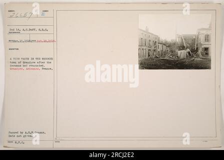 Épave dans la ville de Grandpre après l'évacuation allemande. Cette image, prise le 18 octobre 1918, montre la dévastation à Grandpre, Ardennes, France. La photographie a été transmise par l'A.E.F. Censor et publié par W.F.C. Bru. Lt. A.C. Duff, le photographe de cette image, était affecté à la S.R.C. à l'époque. Banque D'Images