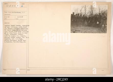 Légende : soldats de la 1e division, dirigée par le général Frank Parker et son état-major, vus de retour au gros Paux, Bois de Ber-lieve, Ardennes, France, avec des réfugiés français, Après avoir conduit avec succès les Allemands hors de la zone. Parmi ceux sur la photo se trouvent le lieutenant Howell, colonel W.O. Boswell, colonel S.O. Fuga, le major Paul E. Peabody et le colonel Greeley J.W. Mc. Photographié par Pvt. E.A. Brotherhoos le 11 mars 1919. Documents officiels no. 44257. Banque D'Images