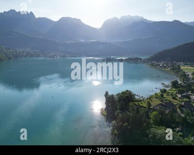 Superbe tôt le matin au-dessus du lac, Annecy, France drone, aérien Banque D'Images