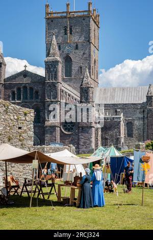 Freeman du groupe Gwent Re-enactment au palais des évêques St Davids Pembrokeshire Banque D'Images