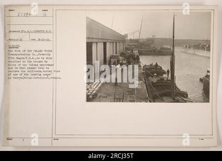 Vue aérienne d'un des quais de chargement du Havre, Seine-Inferieure, France. Cette image représente le travail de la Inland Water Transportation Co., précédemment connue sous le nom de 57th Engineers, USA. Leur objectif est d'expédier des fournitures aux troupes par les voies navigables intérieures, aidant à alléger la pression sur les chemins de fer pendant la première Guerre mondiale Photographie prise le 10 février 1919 par CPL. A. L. LUBATTY.S.C. Banque D'Images