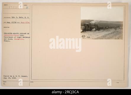 Soldats américains déchargeant du ballast de gravier sur la ligne Absinville-Sorcy, qui fait partie du département des chemins de fer légers et des routes à Abainville, en France. La photographie a été prise le 2 juillet 1918 par le sergent L. Rode et reçue le 27 août 1918. L'image a été effacée par le censeur A. E. F. le 13 août 1918. Banque D'Images