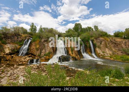 Cascade Muradiye, qui est situé sur l'autoroute Van - Dogubeyazit, une merveille naturelle souvent visitée par les touristes à Van, en Turquie Banque D'Images